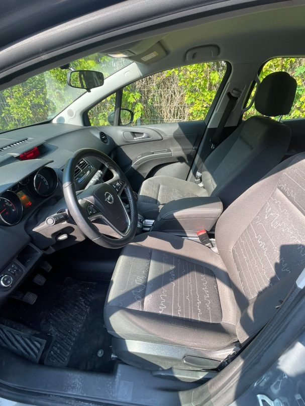 Opel Meriva, guter Zustand, leichter Schaden, TÜV vorhanden, 3700 €
