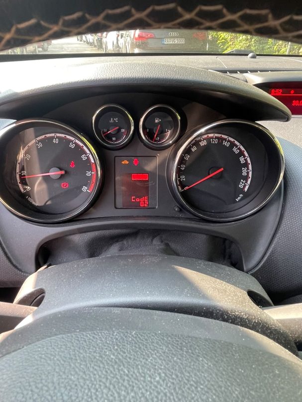 Opel Meriva, guter Zustand, leichter Schaden, TÜV vorhanden, 3700 €