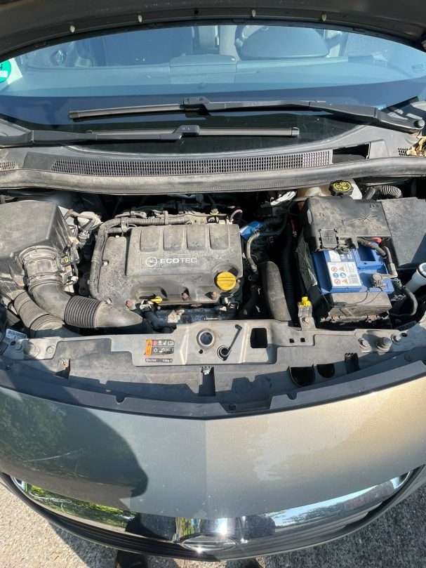 Opel Meriva, guter Zustand, leichter Schaden, TÜV vorhanden, 3700 €