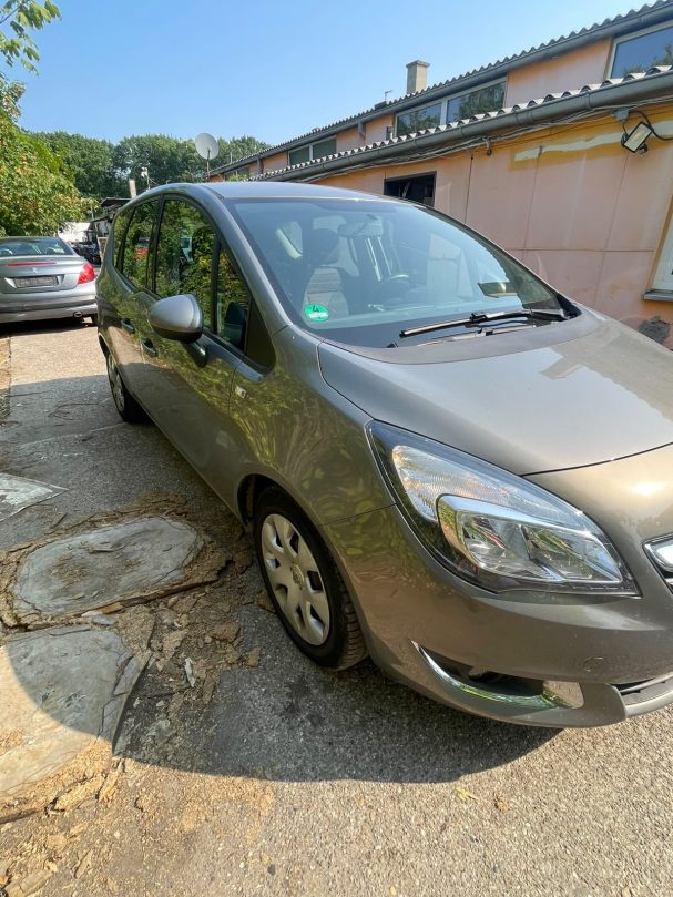 Opel Meriva, guter Zustand, leichter Schaden, TÜV vorhanden, 3700 €