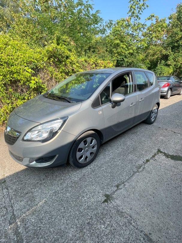 Opel Meriva, guter Zustand, leichter Schaden, TÜV vorhanden, 3700 €